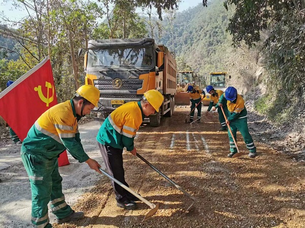 践初心 暖民心——景谷ng28南宫组织党员义务修路活动